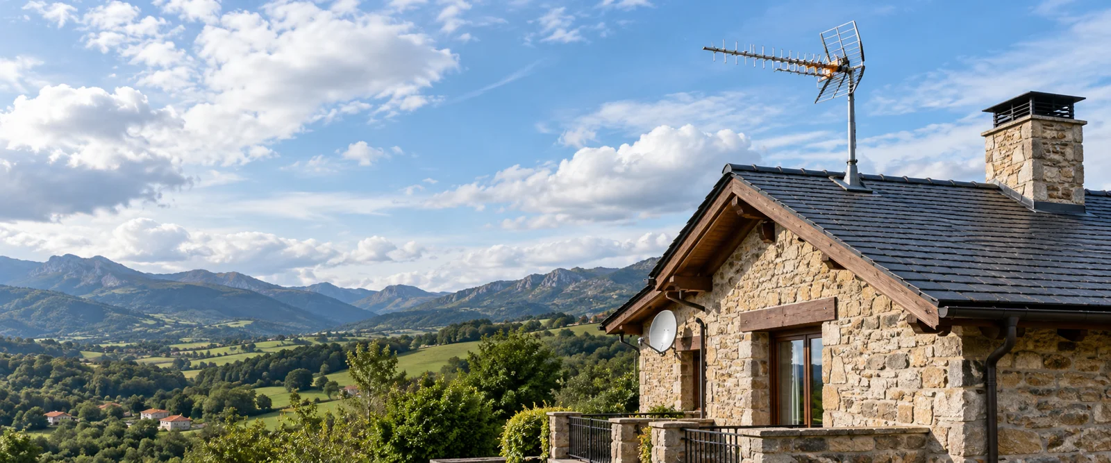 Imagen ilustrativa de una vivienda del norte con antena de televisión
